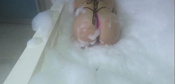  LA DIOSA MILF SE MOJA EL CULO CON LA ESPUMA  DEL JACUZZI